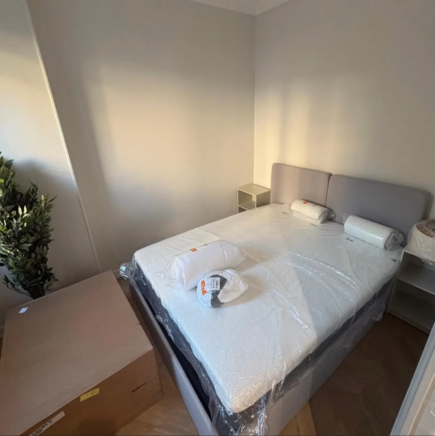 Chambre rénovée, sol et peinture neufs