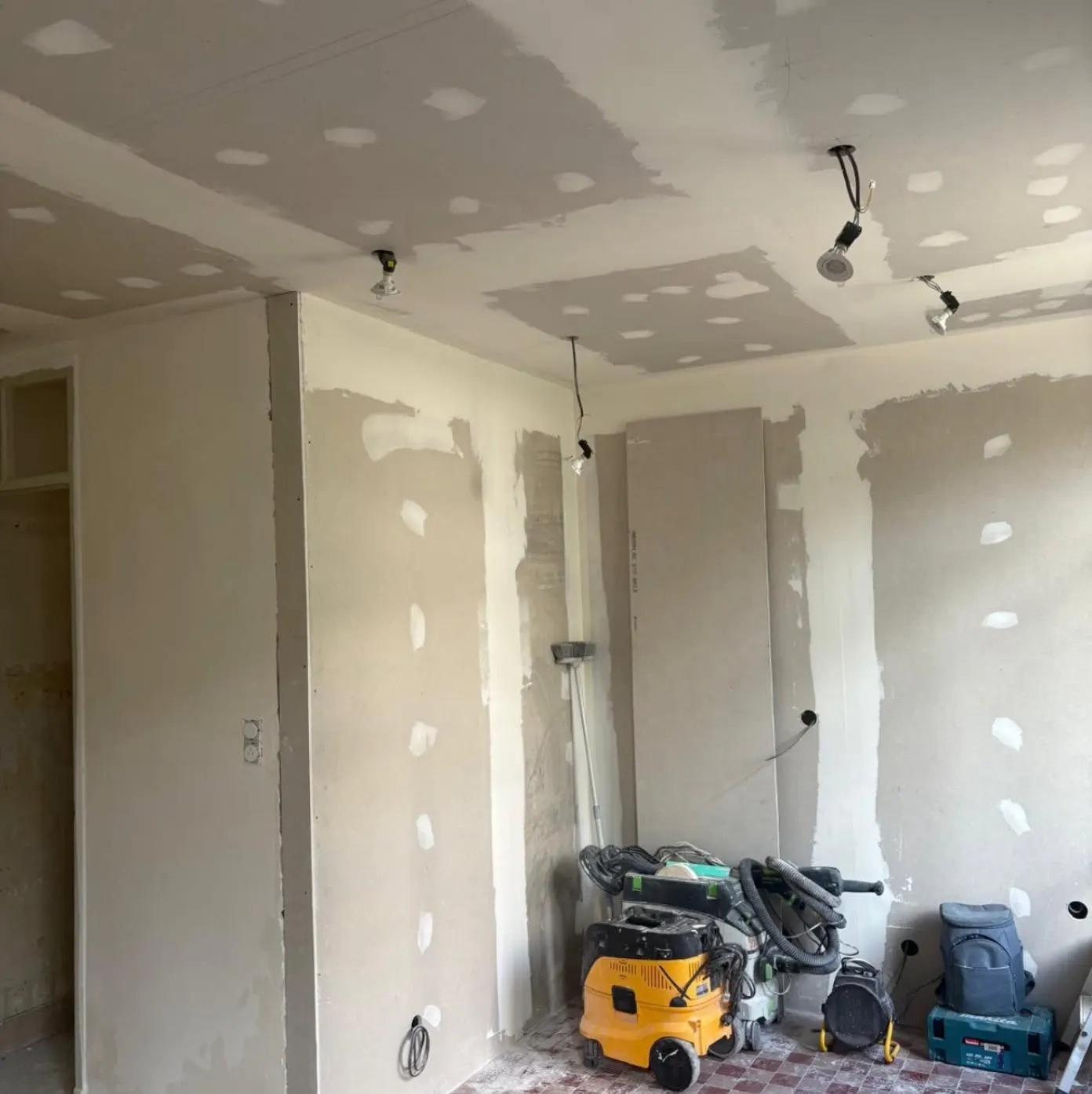 Ponçage avec aspiration des poussières sur un chantier HOME RENOV