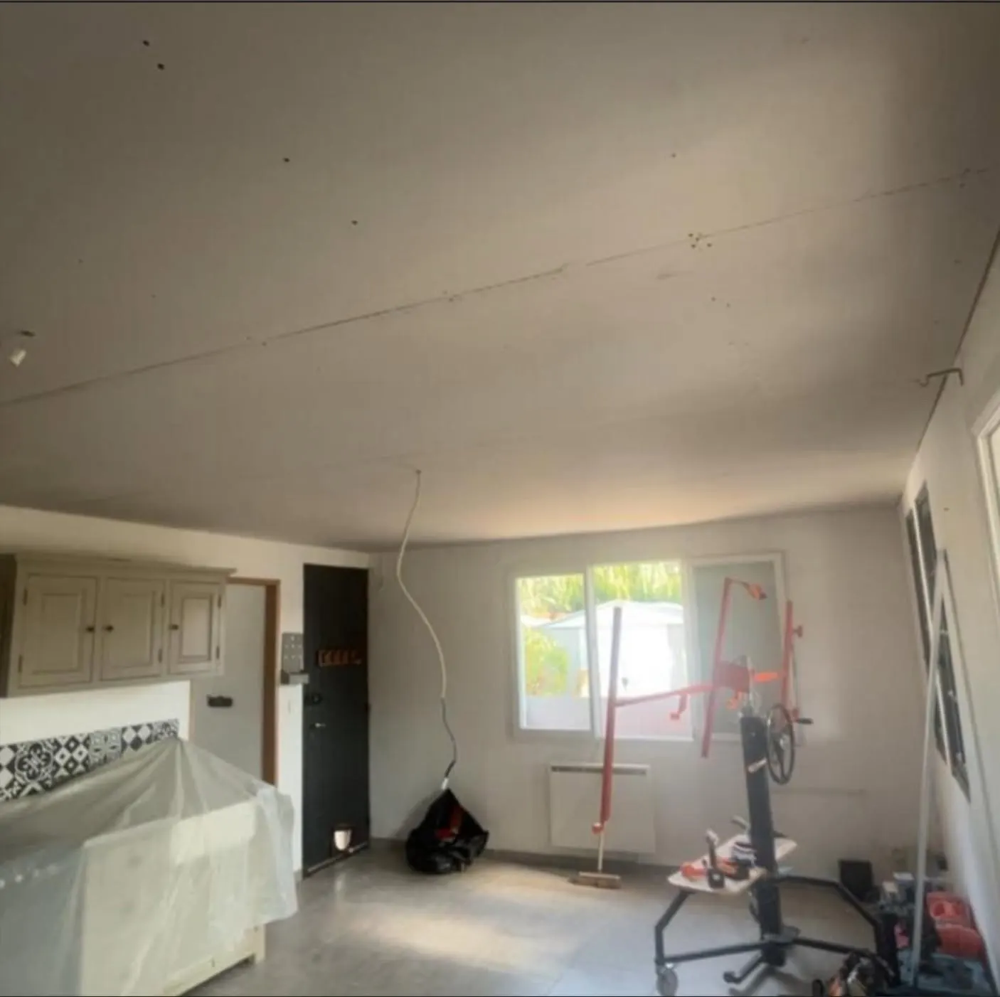 Chantier protégé : sols et meubles bâchés pendant les travaux