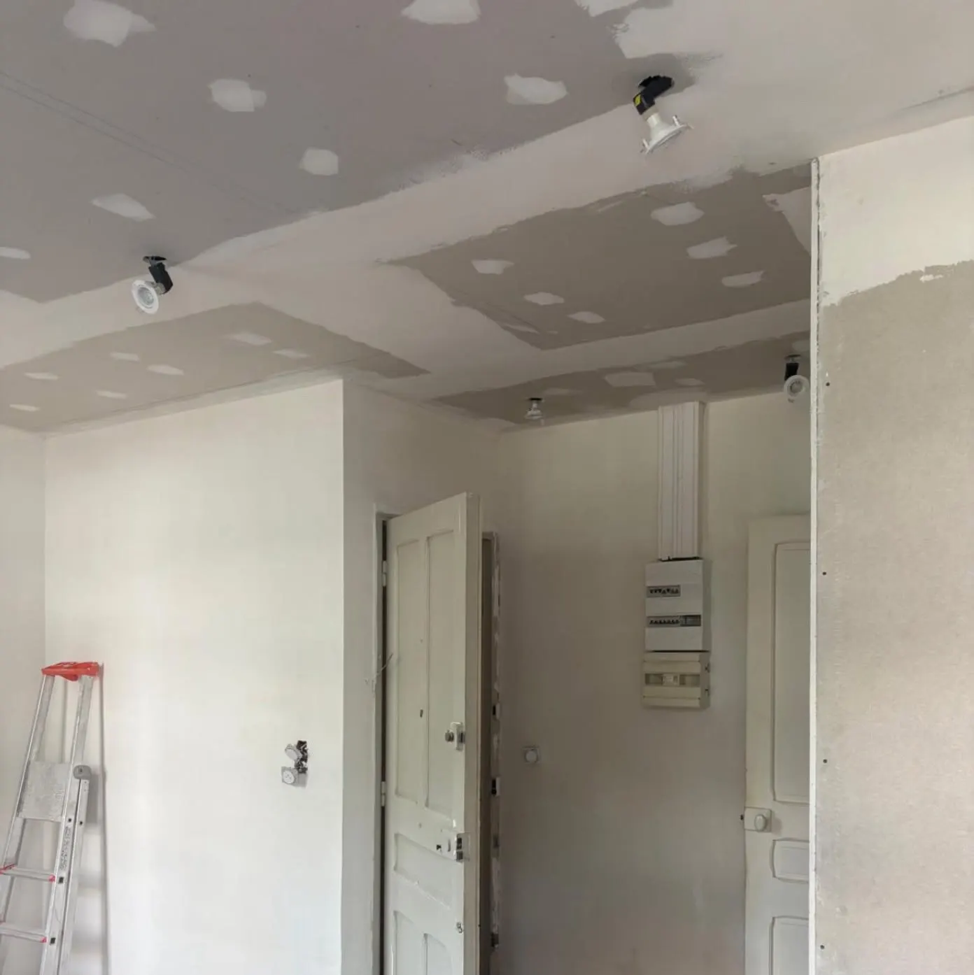 Cloisons en plaques de plâtre, bandes réalisées