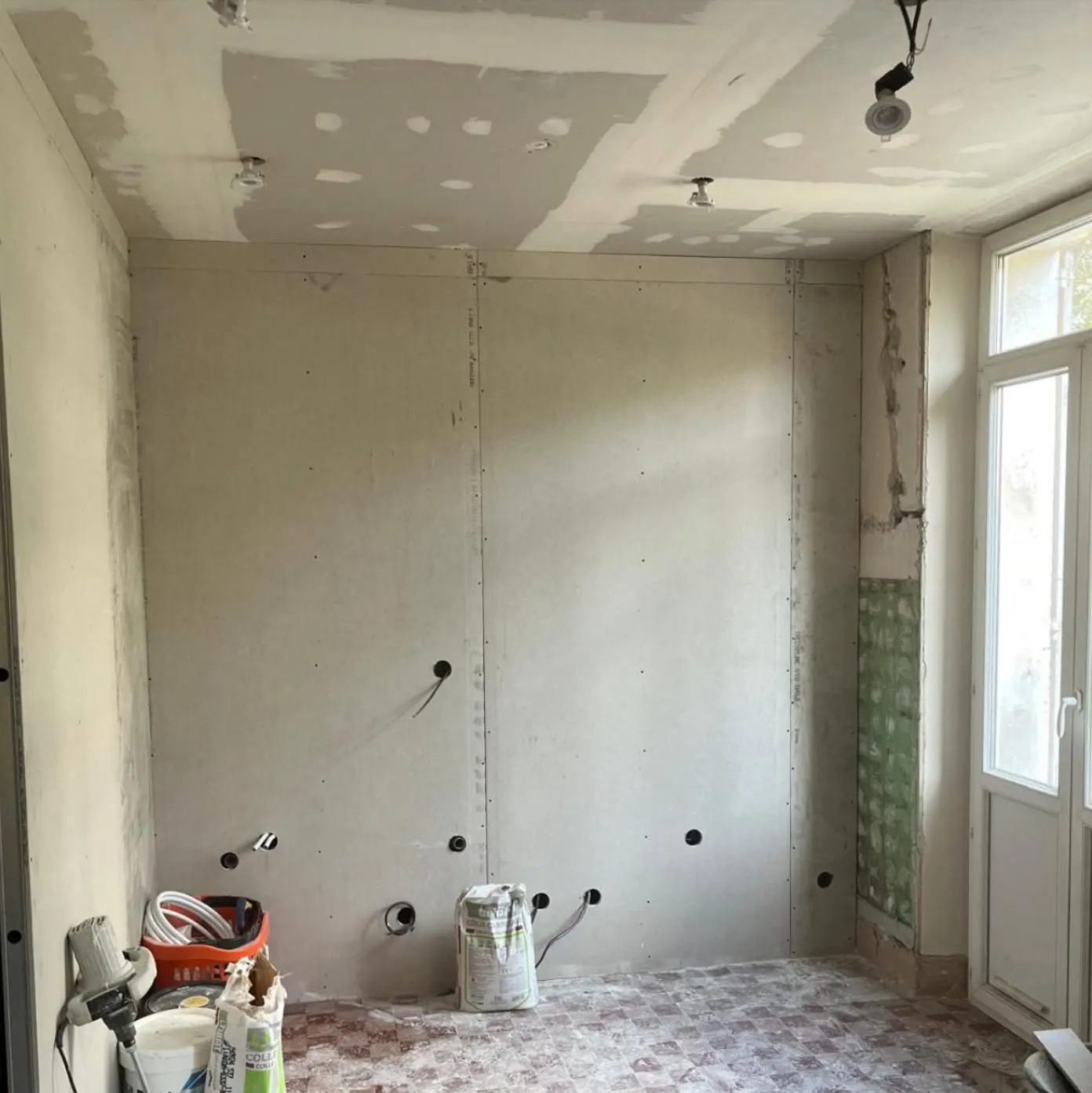 Cloisons en plaques de plâtre avant la pose du nouveau sol