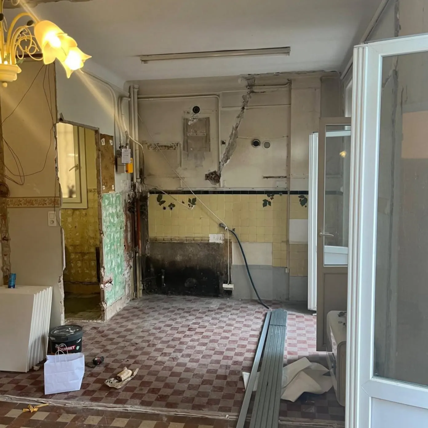 Ancienne cuisine avant rénovation, murs et carrelage déposés