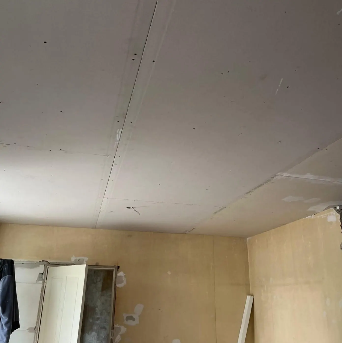 Doublage en plaques de plâtre d’une pièce à rénover