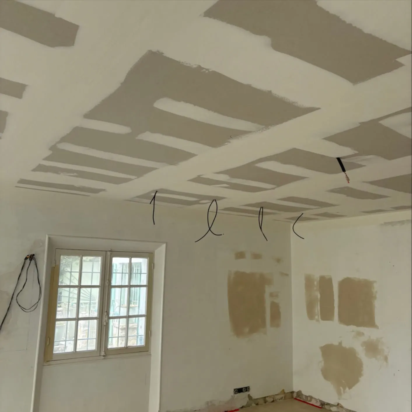 Plafond remis en état, bandes et enduit