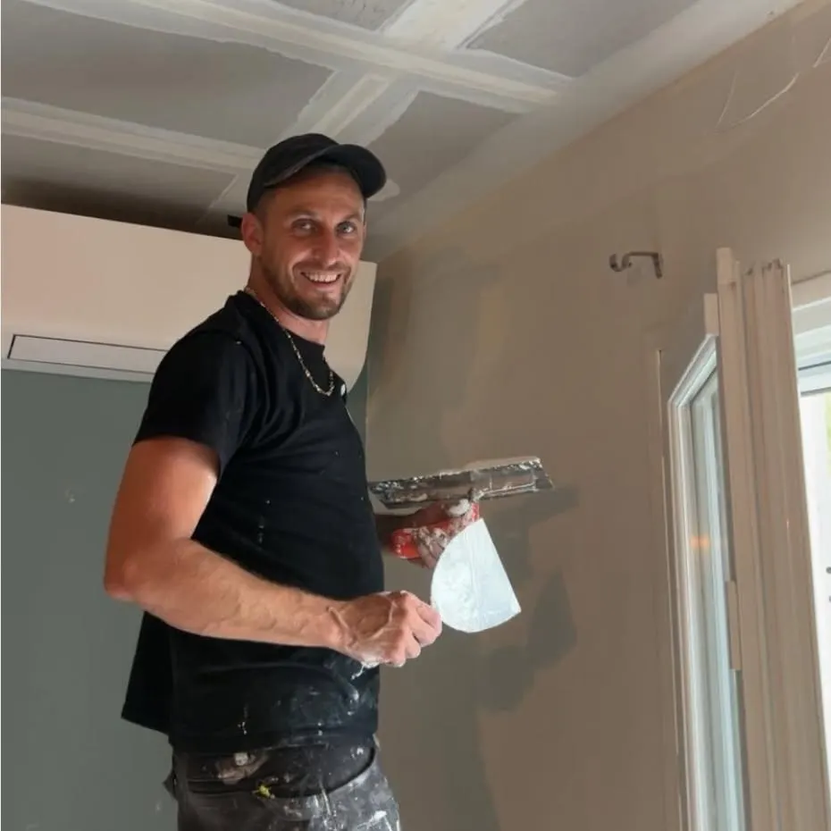 Michael Briche, fondateur de HOME RENOV, sur un chantier