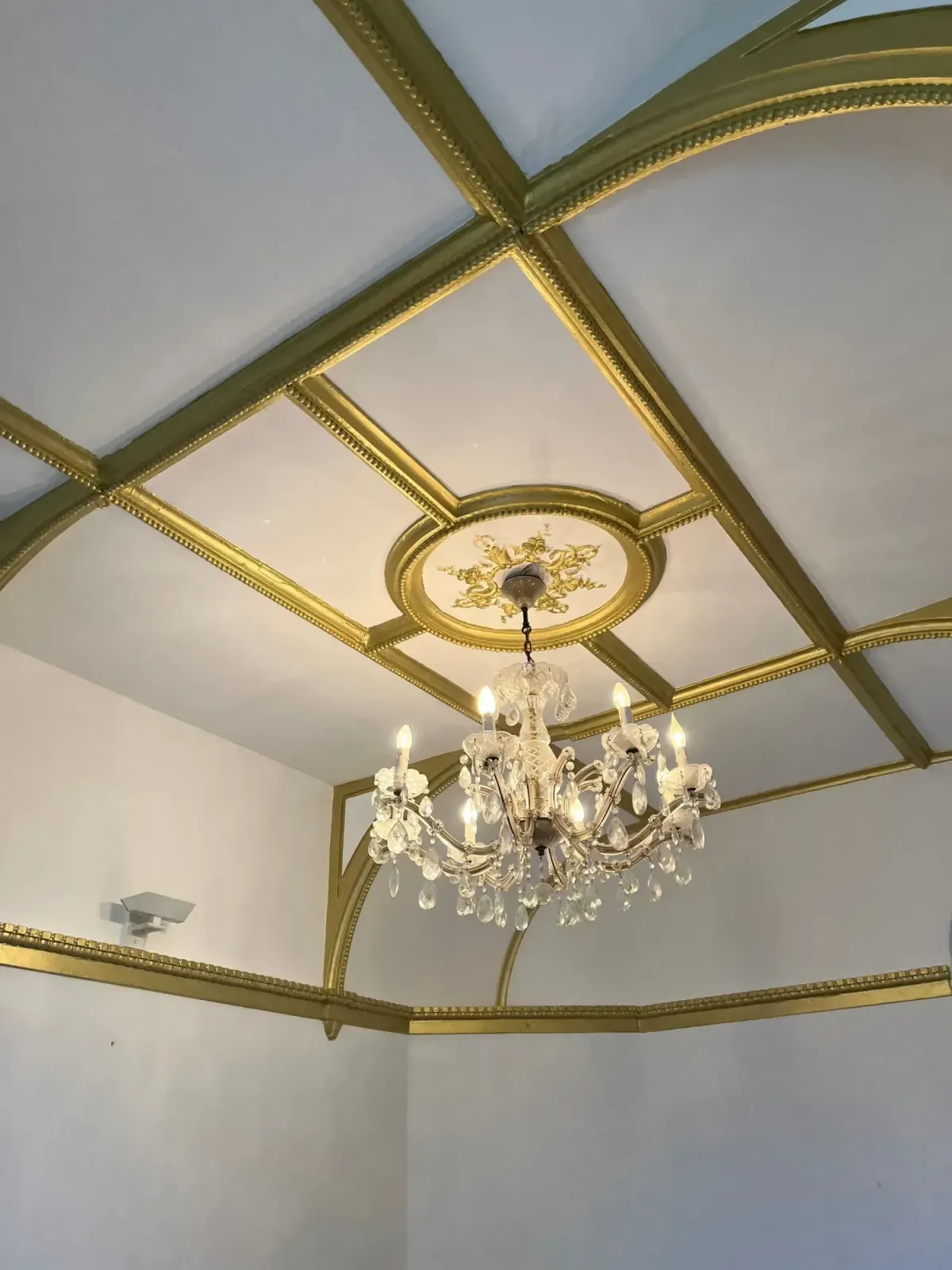Plafond à caissons et moulures dorées restauré