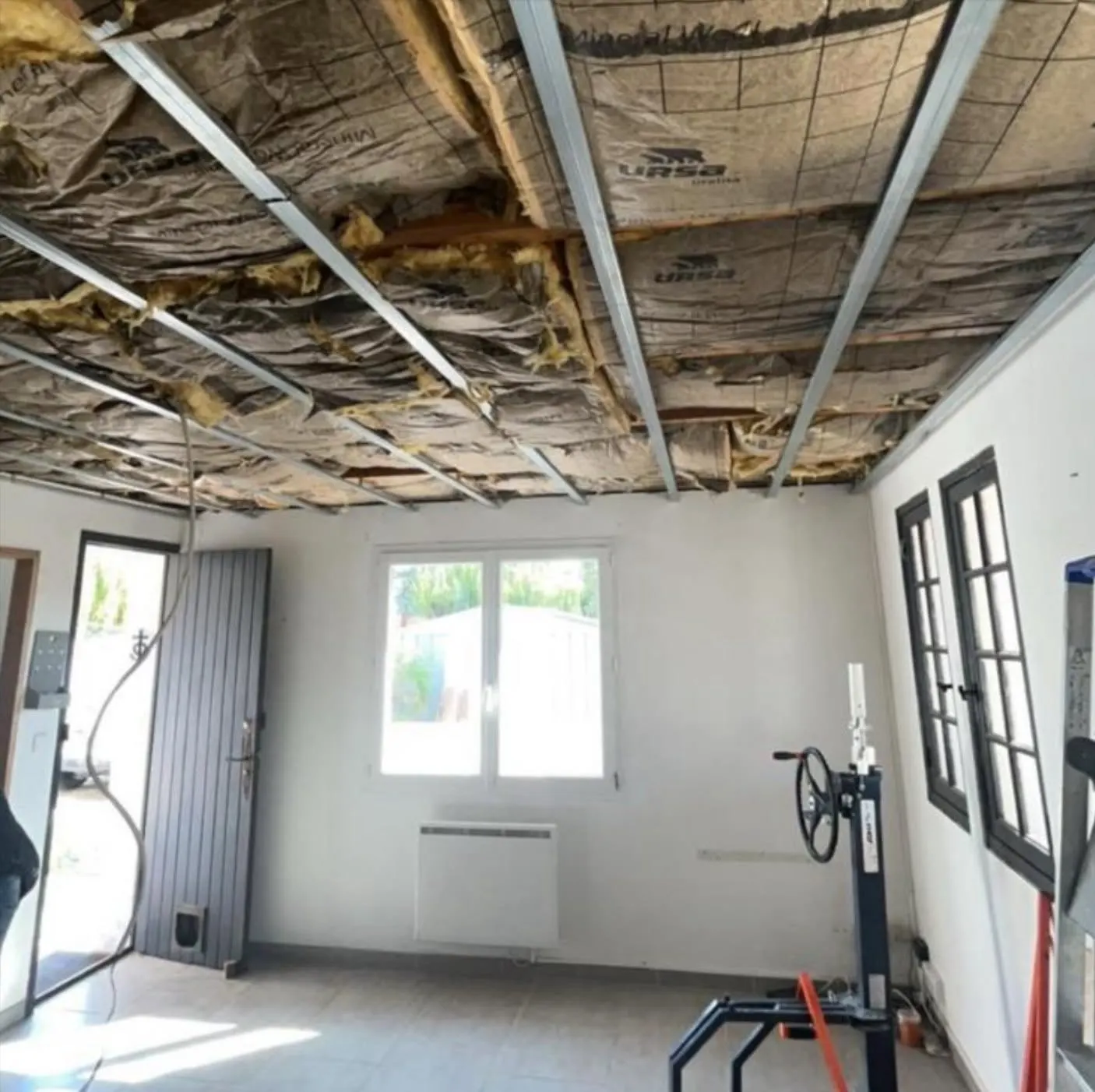 Faux plafond préparé pour le passage des liaisons
