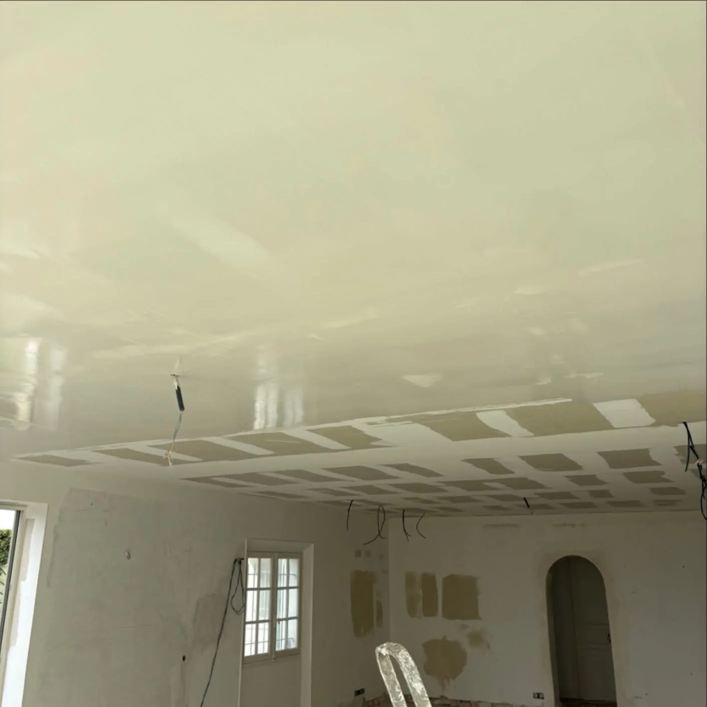 Plafond en plaques de plâtre et arche en cours de finition