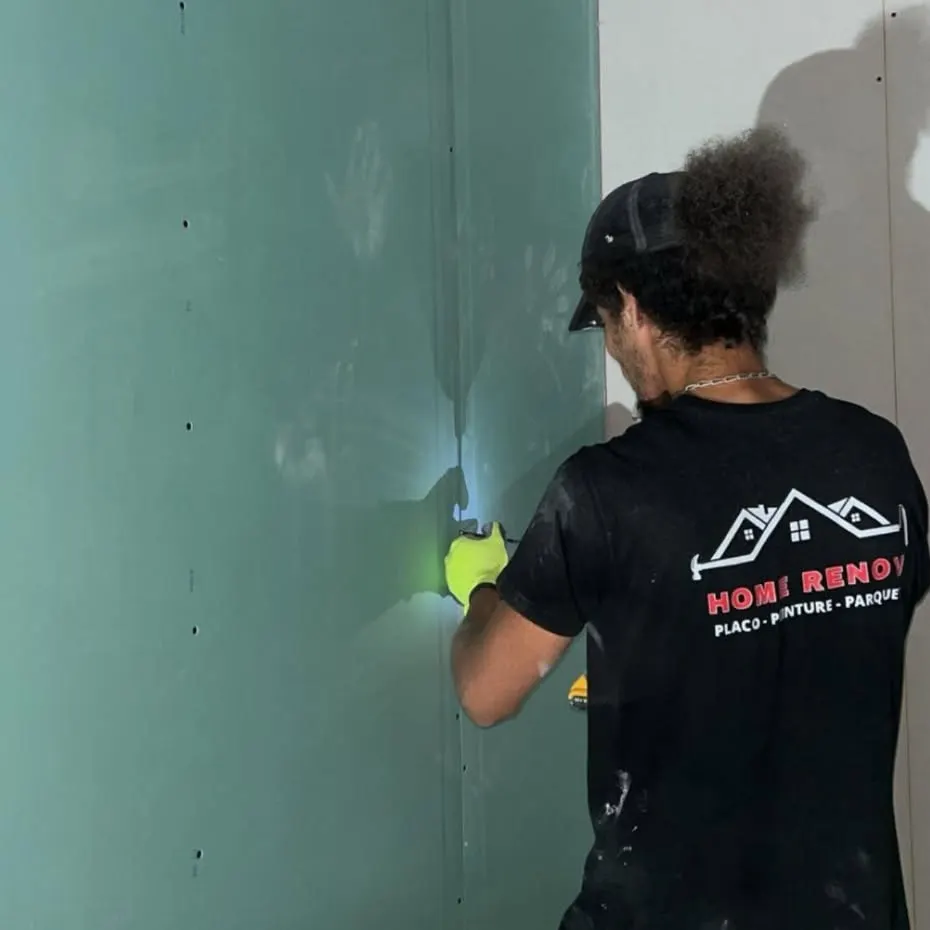 Pose de plaques hydrofuges dans une salle de bain