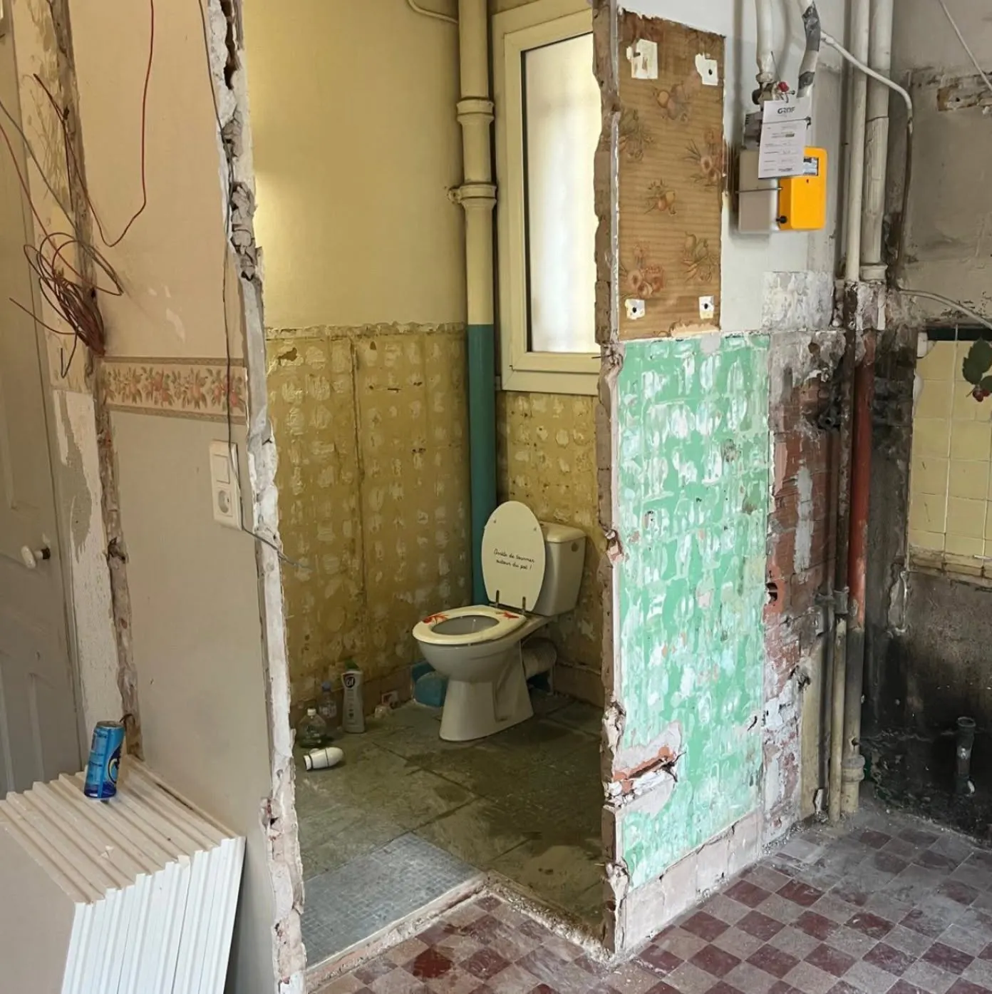 Salle de bain ouverte pour la recherche de fuite